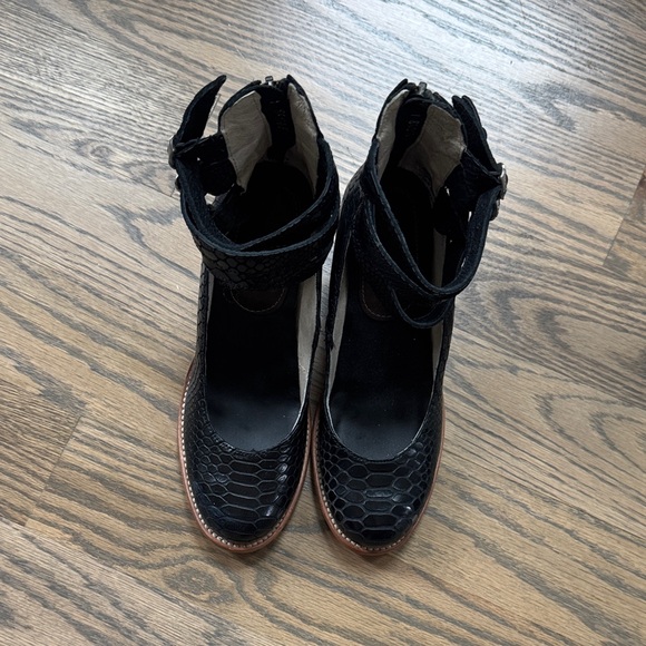 Freebird Black Strappy Women's Shoes- size:6 - like new condition! - Picture 7 of 8